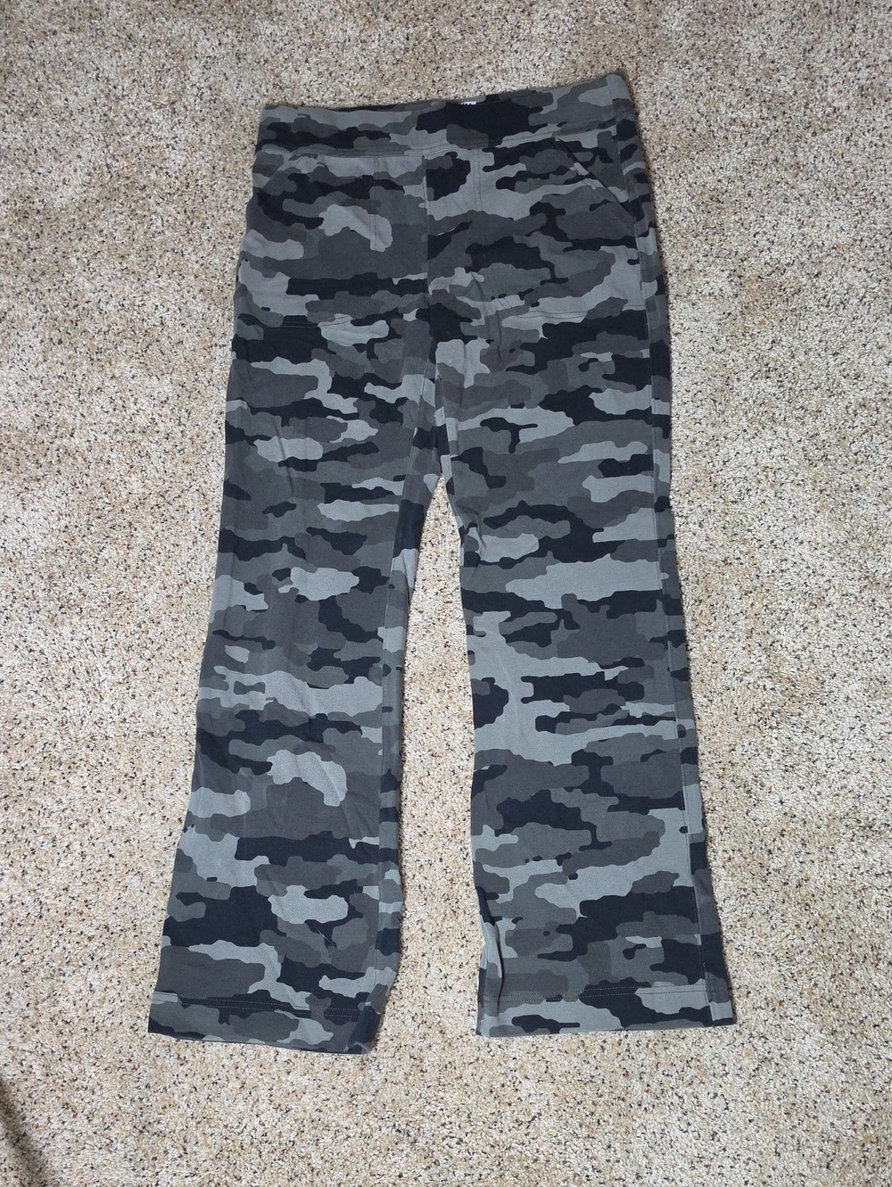 Duluth Trading Co Womens Gray & Black Camo Pants.
